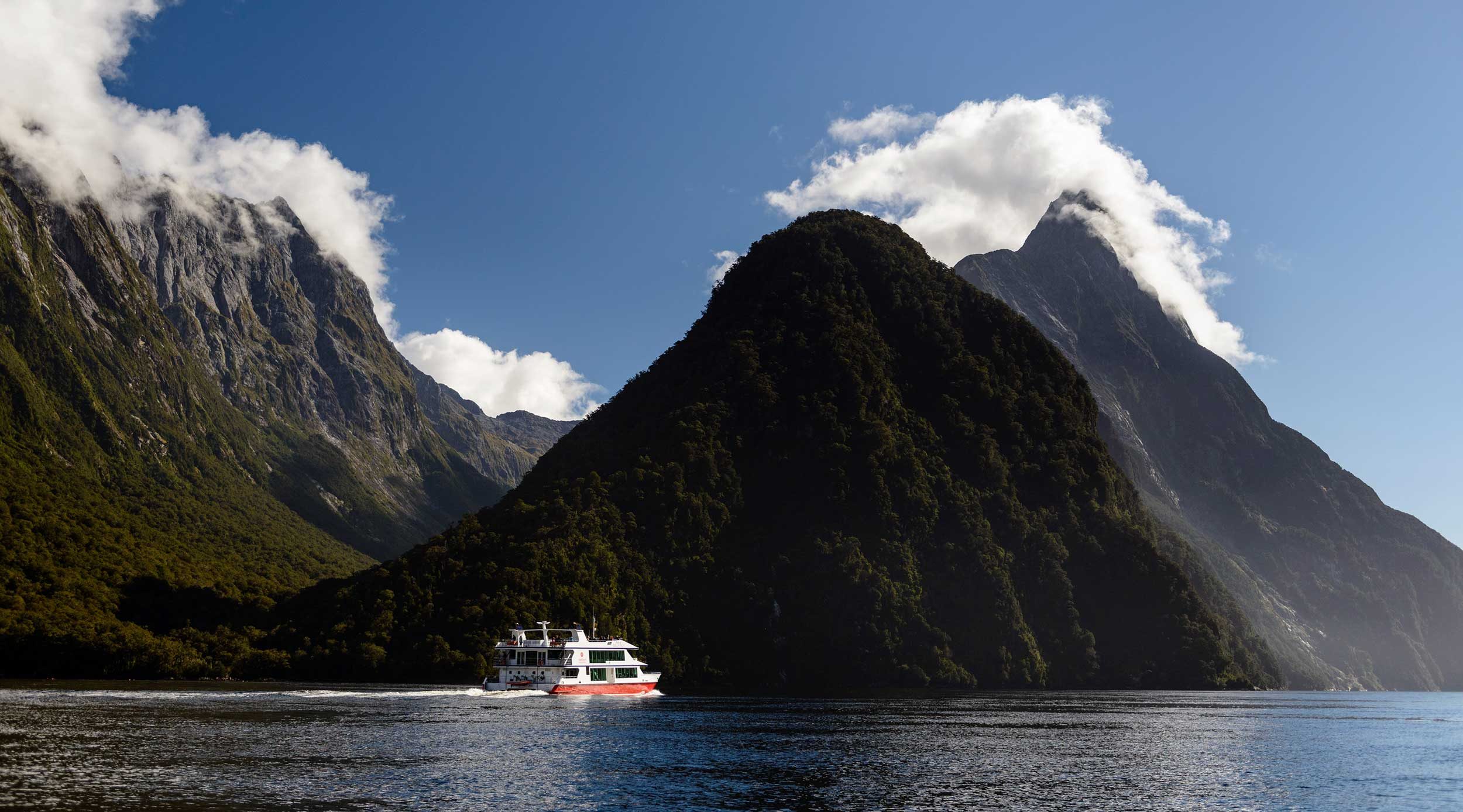 Backpacker Bus Milford Sound cruise