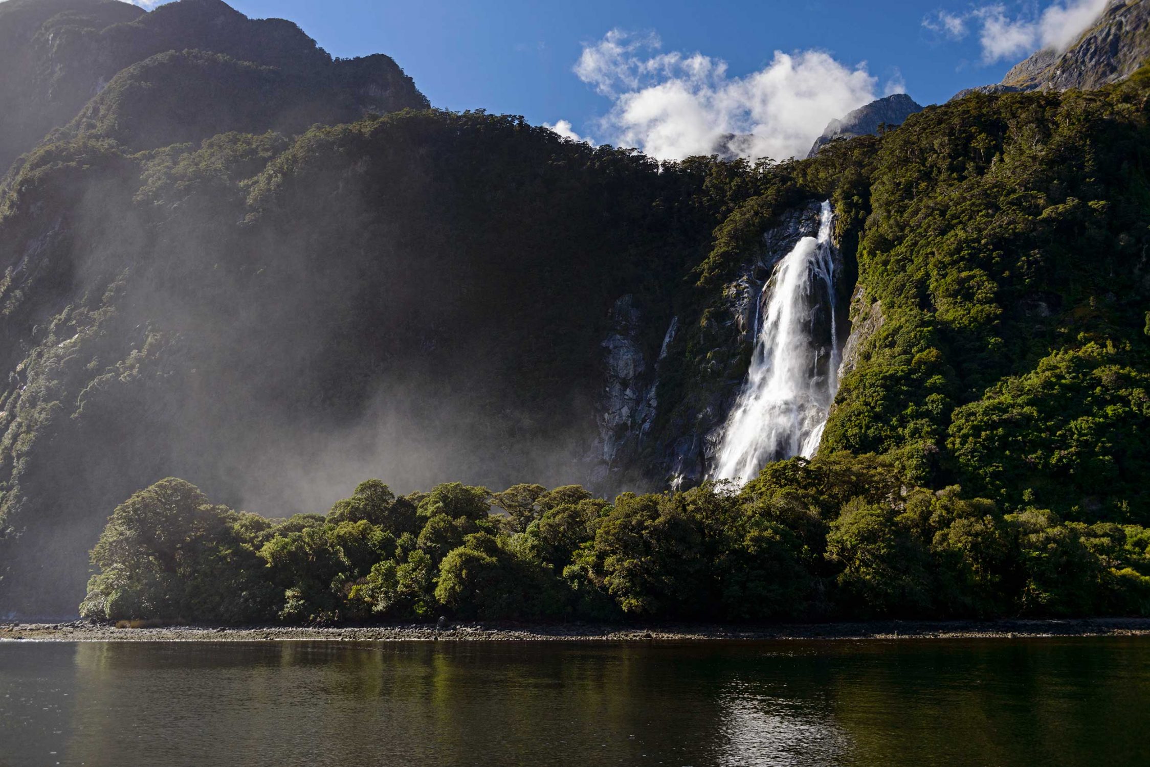 Backpacker Bus Milford Sound - waterfalls
